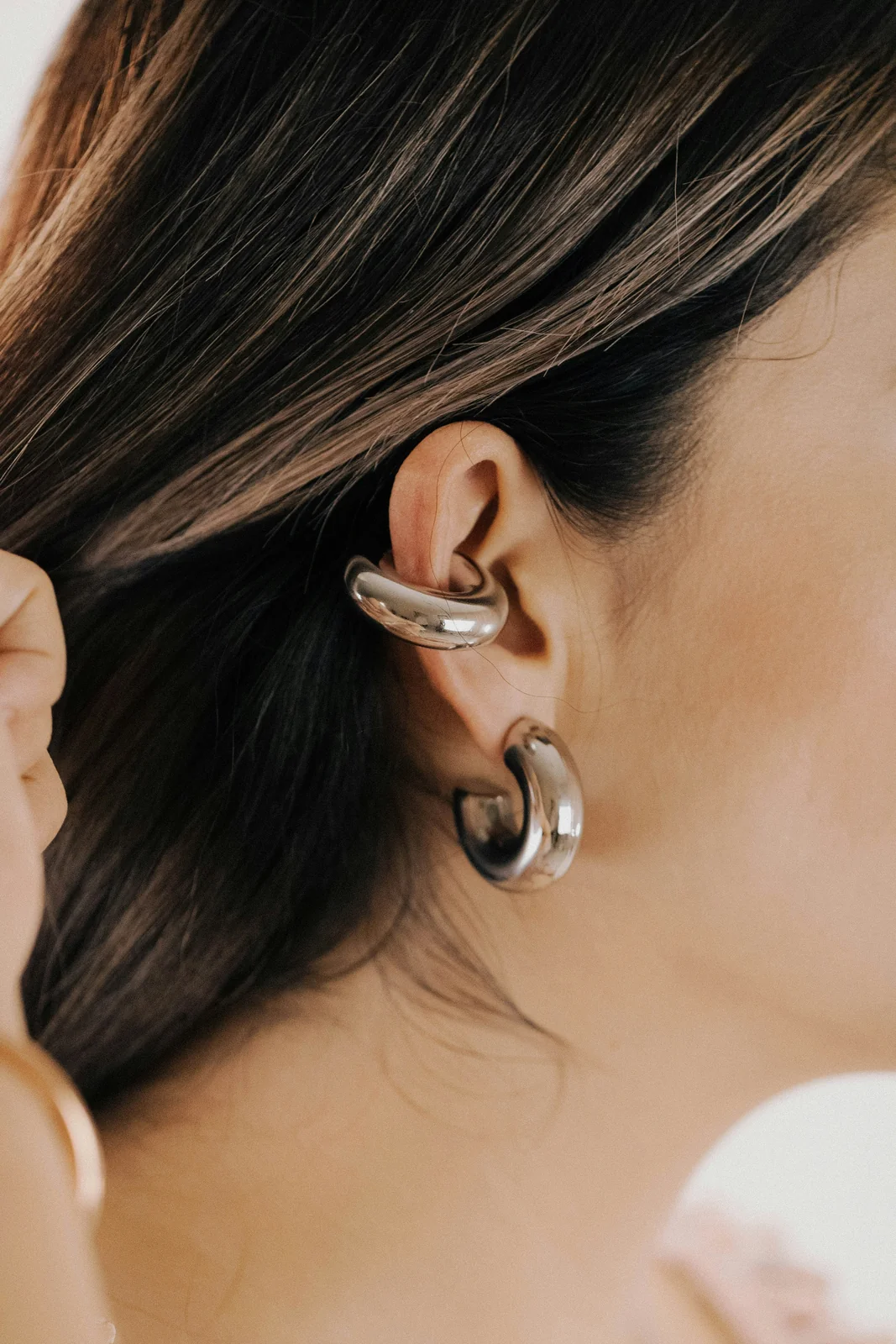 Ear cuff puesto en la oreja, fotografía de referencia