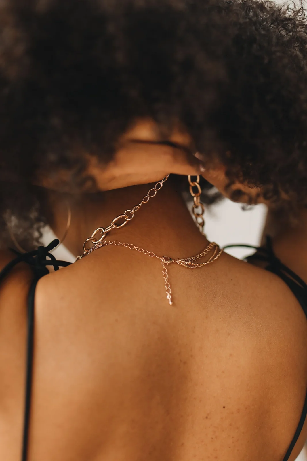 Persona con collares, fotografía de referencia