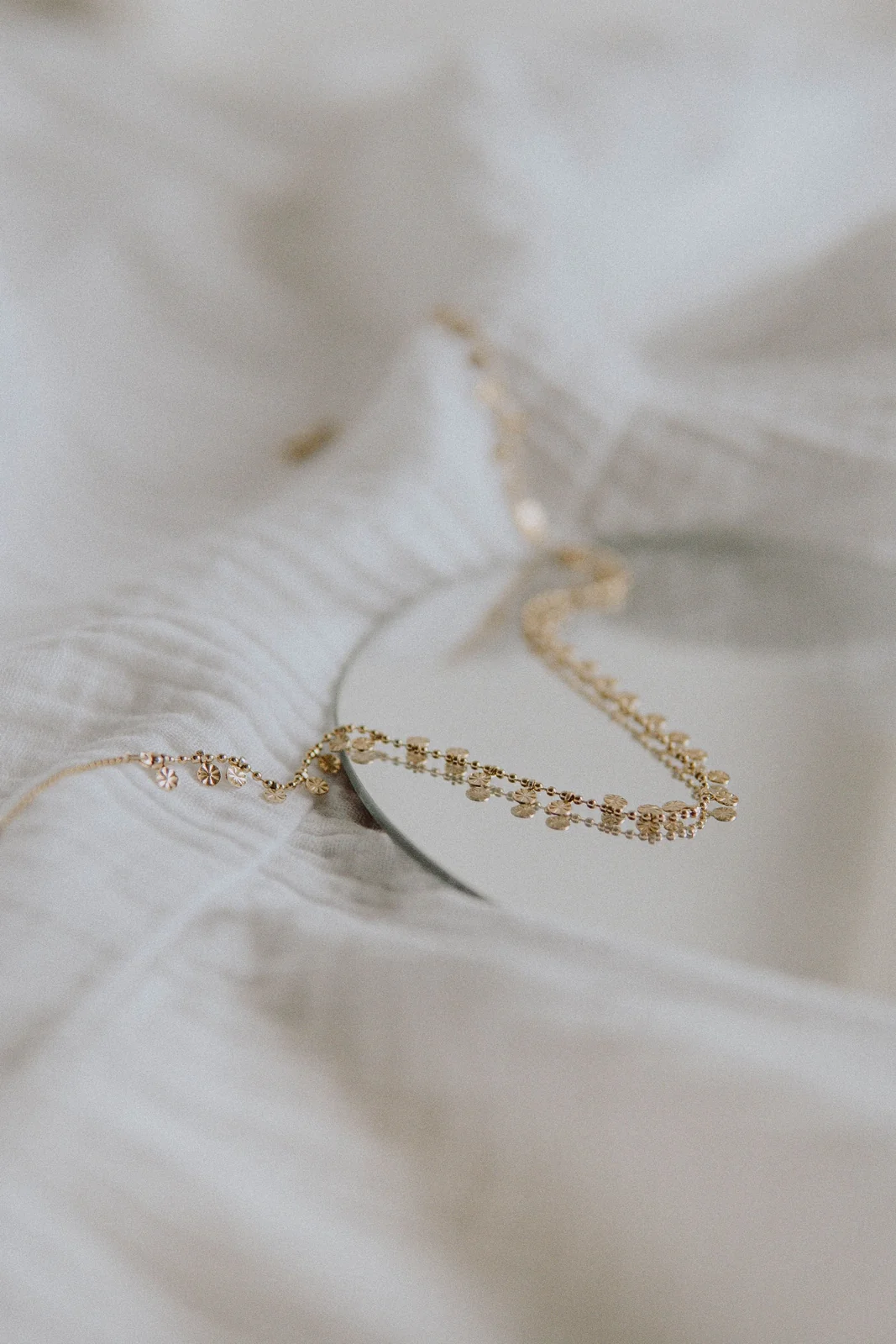 Detalle minimalista de joyería dorada de referencia